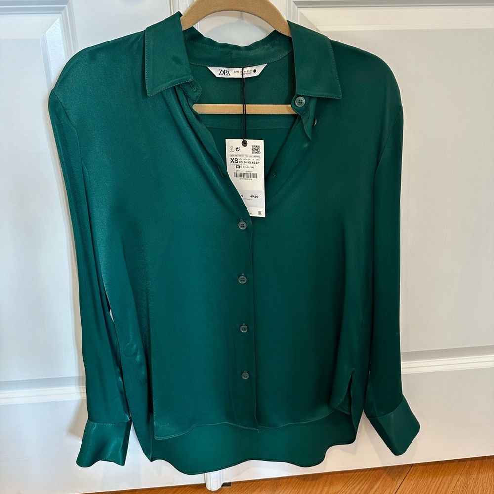NWT Zara Satin Effect Long Sleeve Button Down Blouse-XS/S. Beautiful green!!